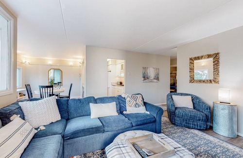 Warren Condo | Mountain resort condo with pools, tennis, sauna, gym, fireplace, & ski shuttle