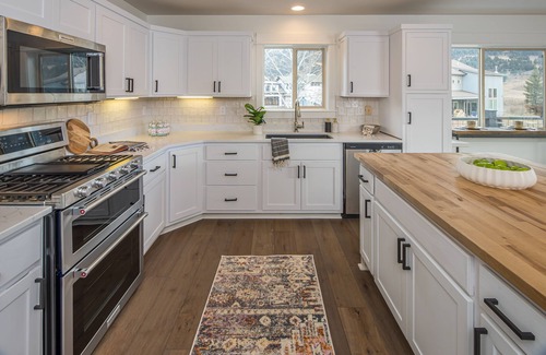 Porcupine Park House | Mountain Retreat: private sauna + hot tub and stunning 365 views - Sleeps 10!