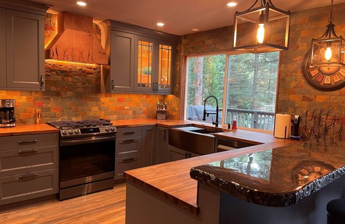 Dorrington House | Mountain Retreat. Perfect for large groups. Early check-in/late checkout.