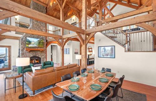 Pleasant Park Corridor House | Mountain Retreat Sleeps 10 with Pool Table and Arcade