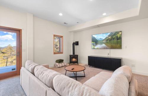 Pleasant Park Corridor House | Mountain Retreat Sleeps 10 with Pool Table and Arcade