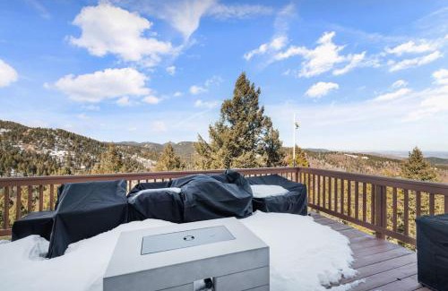Pleasant Park Corridor House | Mountain Retreat Sleeps 10 with Pool Table and Arcade