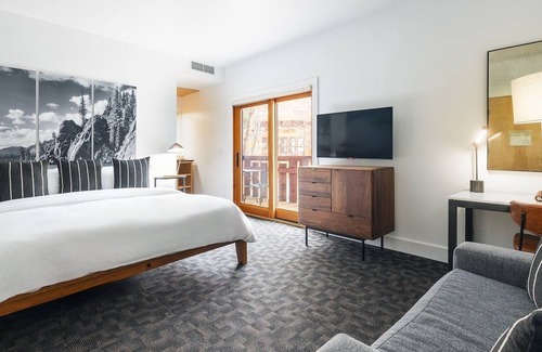 Truckee Hotel | Mountain-side Retreat: Dive into Outdoor Hot Tub Bliss after a Day on the Slopes