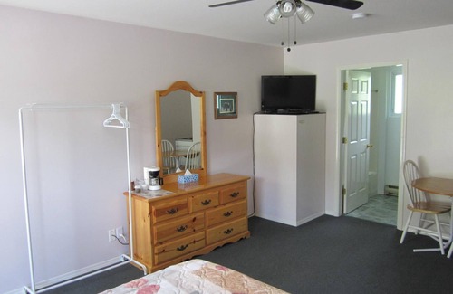 Barriere Hotel | Mountain Springs Motel & RV Park