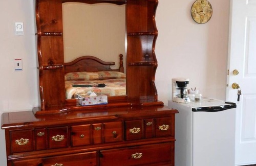 Barriere Hotel | Mountain Springs Motel & RV Park