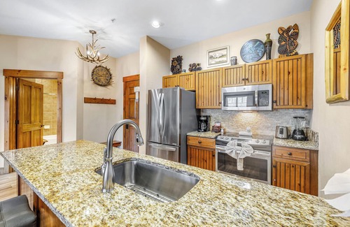 Breckenridge Condo | Mountain Thunder Bluebird Condo: Ski In, Top-Floor w/Views, Resort Amenities