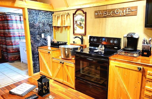 Flag Pond Apartment | Mountain Tiny Home on Bold Stream w Hot Tub!