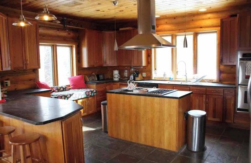 Corinth Cabin | Mountain top, dream log cabin! 100+ acres! 20 min to lake George & Saratoga!