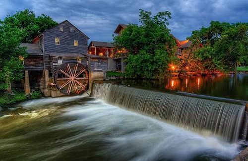 Sevierville House | Mountain Tyme, Hot Tub, Pool Table, Game Room, 685 FREE tickets each paid day!