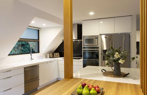 Queenstown House | Mountain Utopia | Entertainers Haven | Spacious with Mountain Lake Views