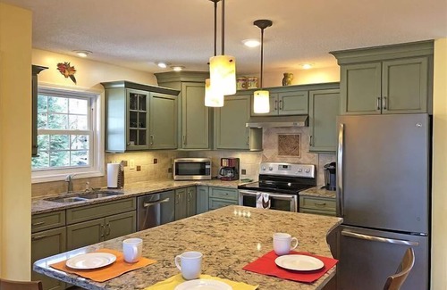 Saluda Cabin | Mountain View 3 Bedroom Home - Full Kitchen & Grill