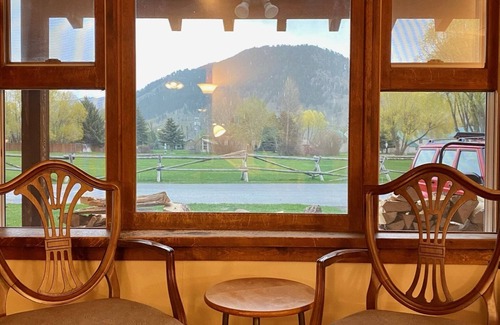 Jackson House | Mountain view 4 BR w/two decks, fenced backyard, and wood-burning fireplace