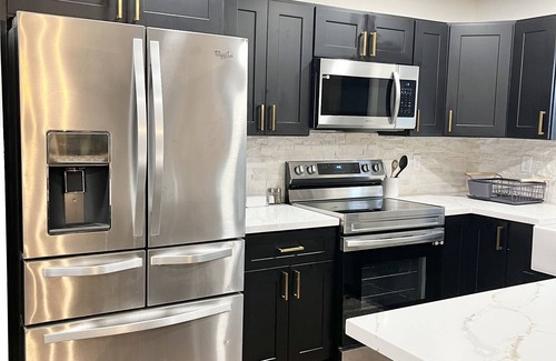 Oak Knoll Village House | Mountain View, 5-BR Estate-Jacuzzi-Game Room, <8 Min DT-Private Forested