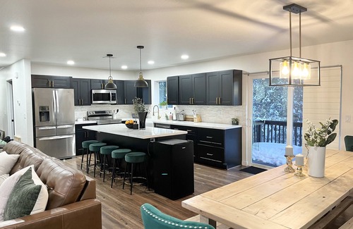 Oak Knoll Village House | Mountain View, 5-BR Estate-Jacuzzi-Game Room, <8 Min DT-Private Forested
