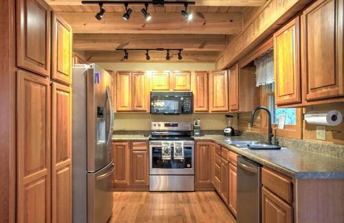 Glens of Ironduff Cabin | Mountain-View Cabin w/Hot Tub, Fire Pit & Games + Biltmore Pass