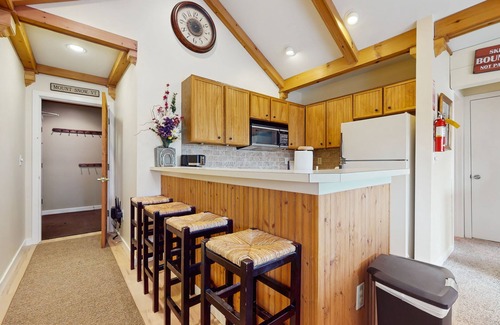 West Dover Condo | Mountain view condo w/fireplace, shared hot tub, pool, sauna, tennis & shuttle