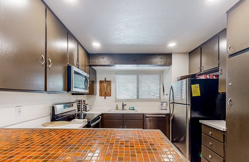 Lakeshore Condo | Mountain-view condo with 2 decks, washer/dryer, & shared pool/hot tub