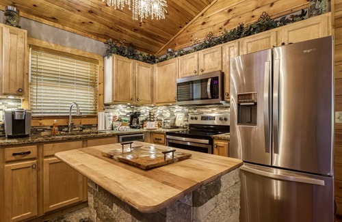 Pigeon Forge Cabin | Mountain view,Ferris Wheel View,spa shower,outdoor tv -Close to Pigeon Forge