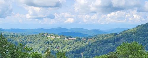 Wolf Laurel House | Mountain View Getaway