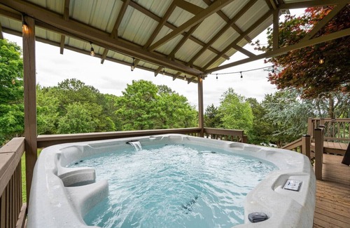 Dandridge House | Mountain View Lake House | Hot Tub, Theater, Pets