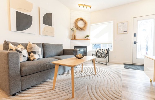 Harvie Heights House | Mountain View Lodge for Groups - free parking- 4 suites