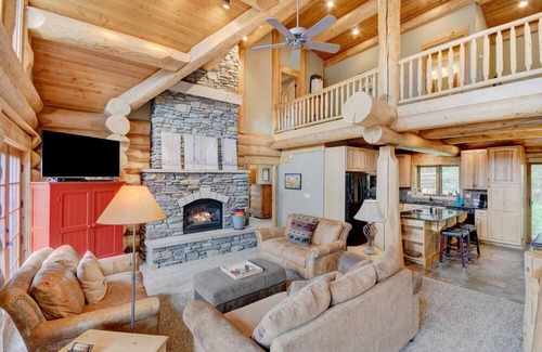 Fraser House | Mountain View Log Home I Hot Tub I Arcades I Great Views I Best Price I Discounted Attractions