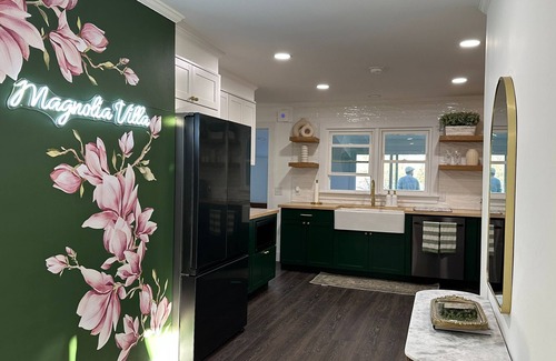 Hudson Villa | Mountain-View Retreat @ Heart of Hudson with Decks, Designer Decor & Game