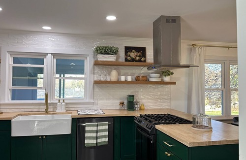 Hudson Villa | Mountain-View Retreat @ Heart of Hudson with Decks, Designer Decor & Game