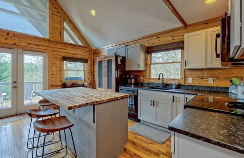 Tiger Cabin | Mountain View ~ Sunsets on the Porch ~ Near Lake Burton!