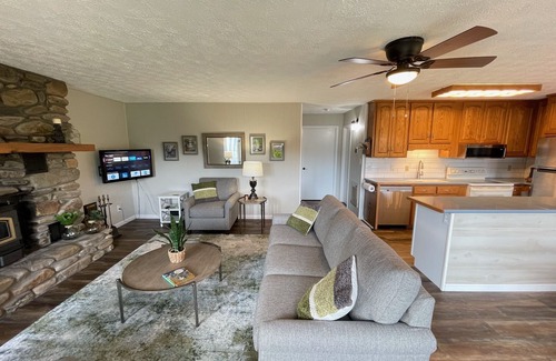 Burnsville House | Mountain Views and Tranquil Sounds of the South Toe River