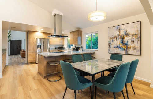 Bay Terraces House | Mountain Views/Hot Tub/Arcade Games/Luxury Home!