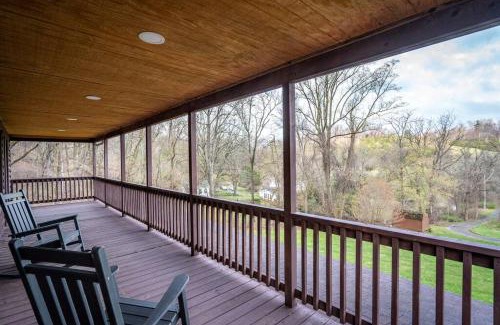 Stanley House | Mountain Views, Hot Tub, Firepit, dog friendly, EV connector