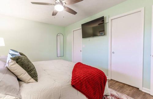 Stanley House | Mountain Views, Hot Tub, Firepit, dog friendly, EV connector