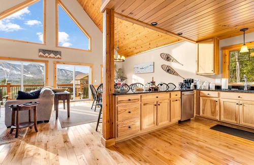 Sunday River Area Cabin | Mountain Views*Sunday River 1.5 mi*Hot Tub