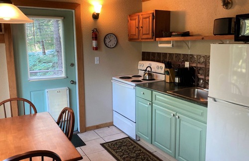 Stone Haven Cabin | Mountain Vista: a cozy cabin near Acadia National Park
