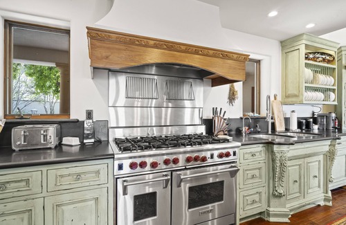 Ashland House | Mountainside Chateau spectacular views and sunsets. 15 min to downtown Ashland!