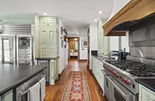Ashland House | Mountainside Chateau spectacular views and sunsets. 15 min to downtown Ashland!