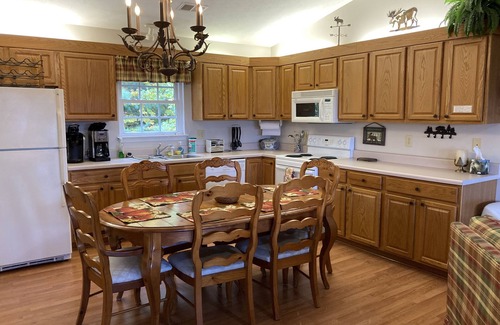 Blowing Rock Cottage | Mountainside Cottage! Great Views, Close to Appalachian Ski Mtn, Free WiFi!