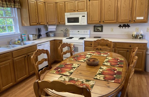 Blowing Rock Cottage | Mountainside Cottage! Great Views, Close to Appalachian Ski Mtn, Free WiFi!