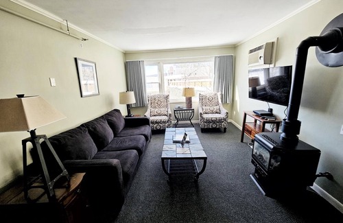 Stowe Area Condo | Mountainside Hideaway! Centrally Located 2BR Condo