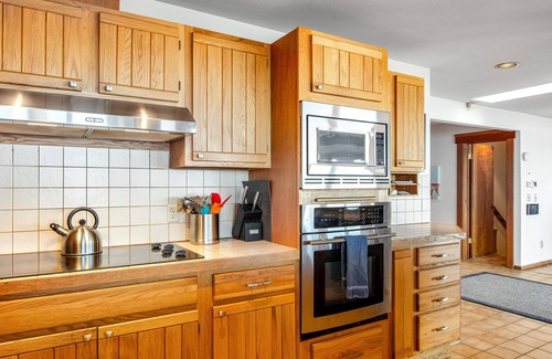 Eastsound House | Mountaintop escape with stunning water views, private sauna & foosball