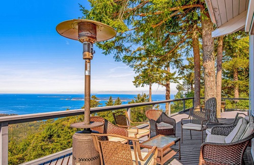 Eastsound House | Mountaintop escape with stunning water views, private sauna & foosball