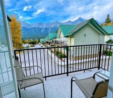 Harvie Heights House | MountainView -PrivateChalet Sleep7- 5min to DT Vacation Home