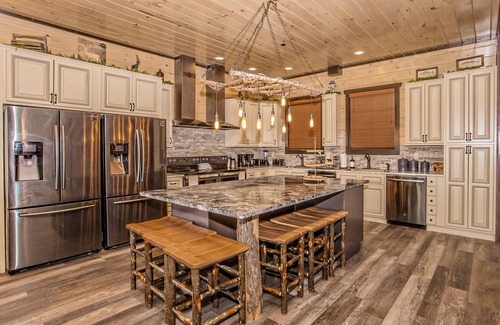 Gatlinburg - Pigeon Forge Cabin | MountainviewRetreat: MtnView, IndoorPool, HotTub, Wifi, Theater, Games, Resort Facilities