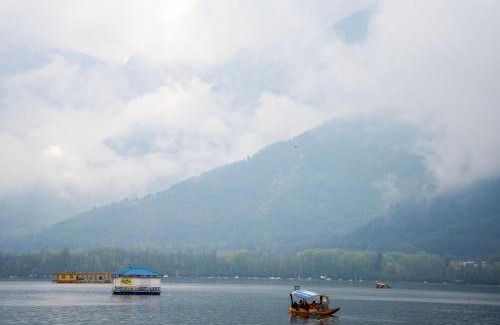 Dal Lake Boat Rental | Moustache Houseboat Srinagar