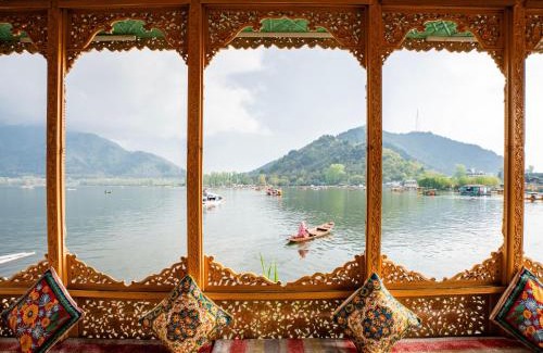 Dal Lake Boat Rental | Moustache Houseboat Srinagar