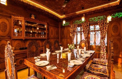 Dal Lake Boat Rental | Moustache Houseboat Srinagar