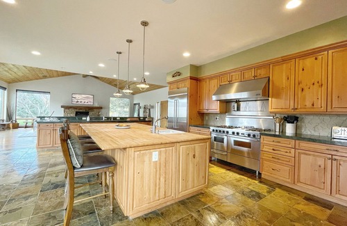 Glenwood Springs House | Movie Rm, Hot Tub, Games, 2Fireplaces, SteamShower, In-Floor Heat, On The River!