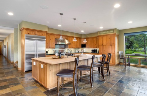 Glenwood Springs House | Movie Rm, Hot Tub, Games, 2Fireplaces, SteamShower, In-Floor Heat, On The River!
