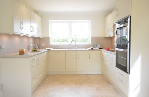 Saxmundham Cottage | MOWBRAYS, family friendly, with a garden in Middleton